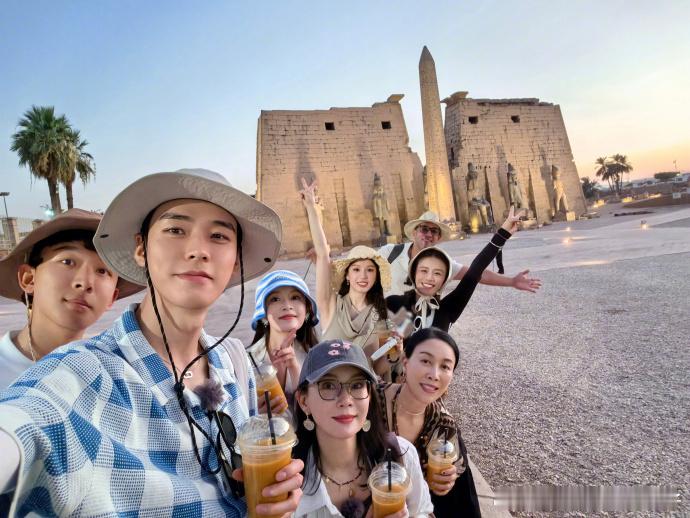 李沁晒了埃及彩铅画李沁晒自己画的埃及彩铅画彩铅画融入埃及元素，象形文字拼出名字，