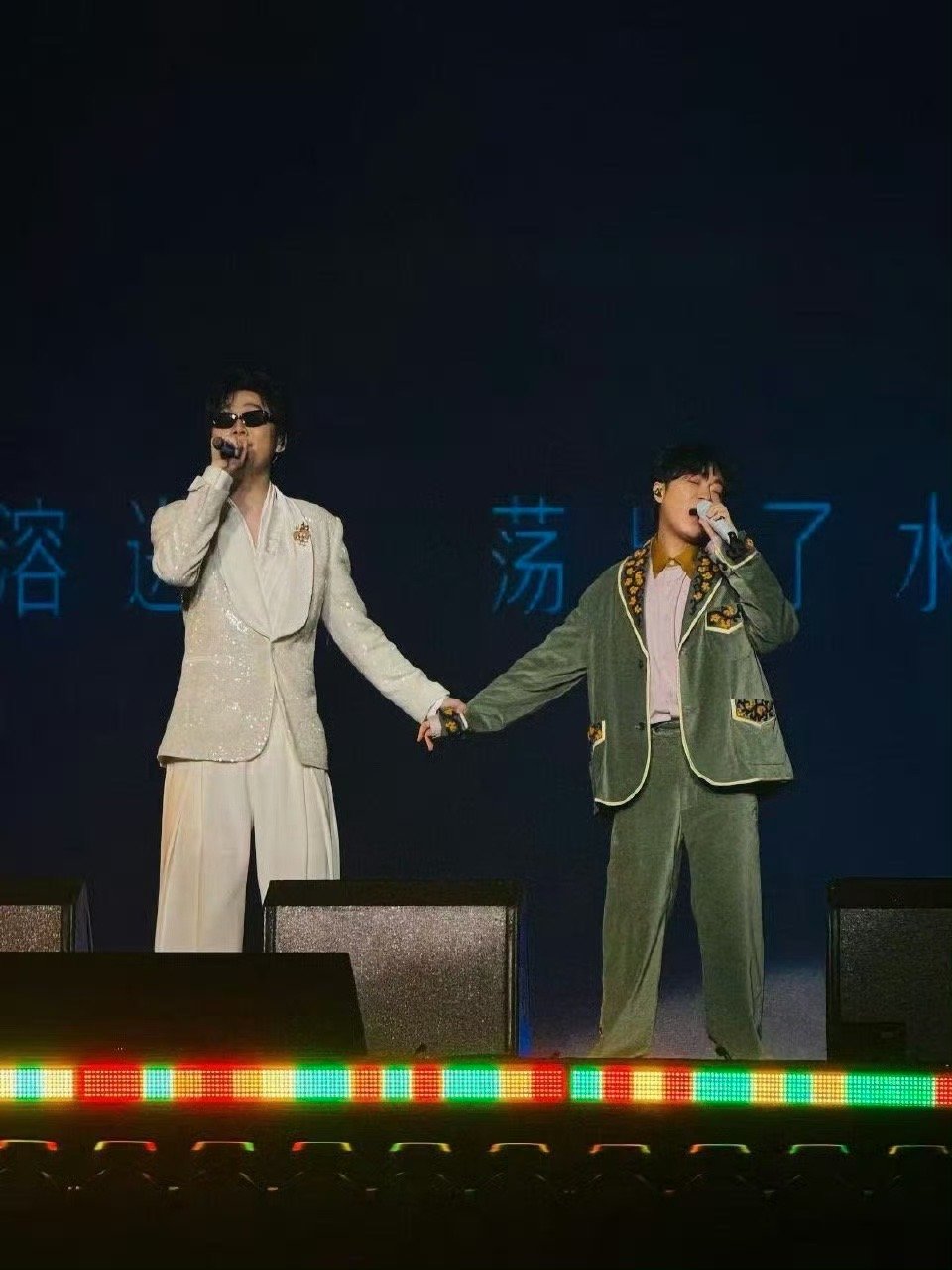 吴青峰发文追星裘德 追星界的标杆！吴青峰长文表白裘德，现身演唱会同台合唱，神仙和