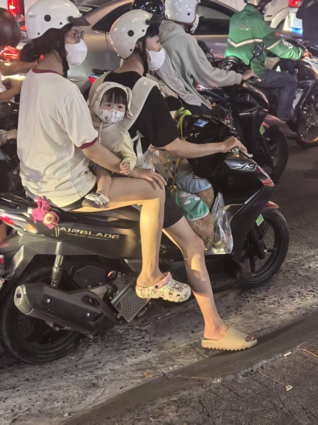 三人两狗，摩托车不堪重妇[我想静静][我想静静]