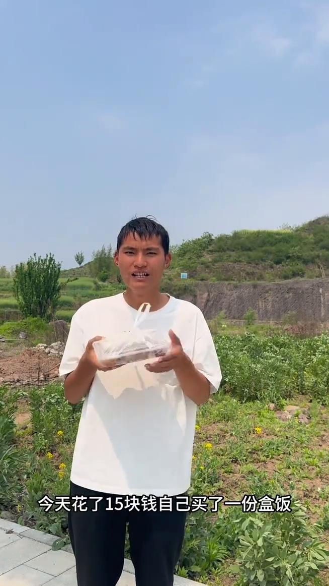 今天花了15块钱自己买了一份盒饭，因为在剧组不拍戏是不管饭的，所以没有戏都是自己