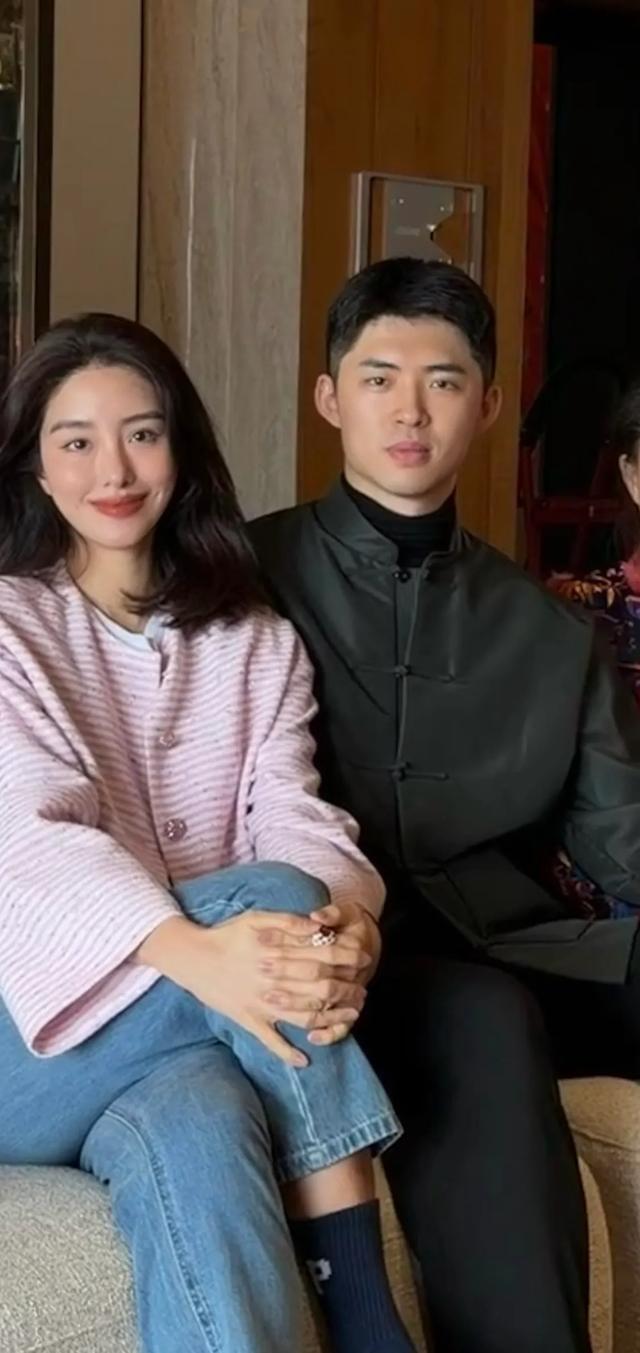 杨采钰旁边这个男的是谁，标准双眼皮，嘴唇厚实性感，英俊硬朗，身形高挑，这样的颜值