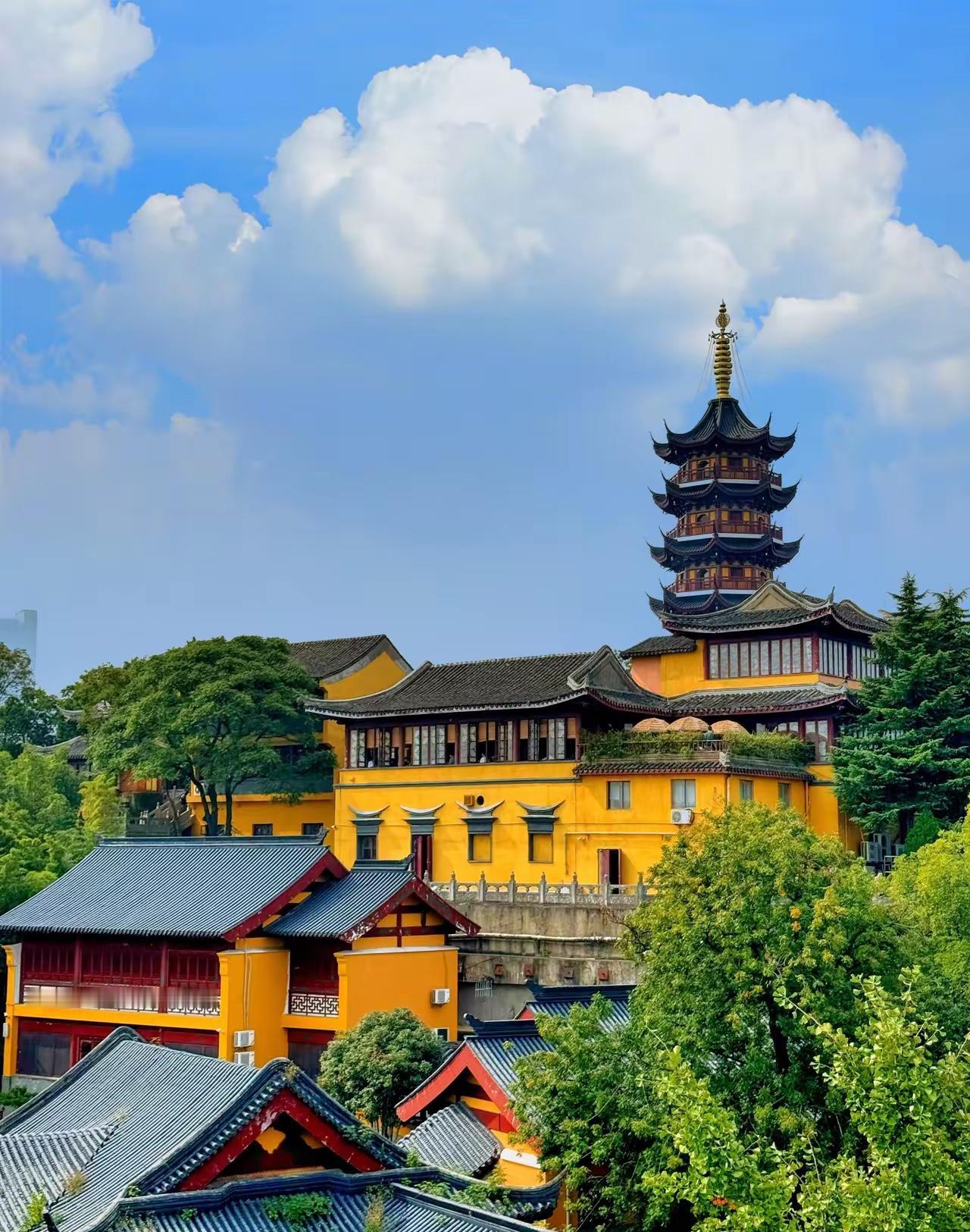 近日，南京地铁上发生了一件令人啼笑皆非的事。一家三口在地铁上轻松聊着 “鸡鸣寺”