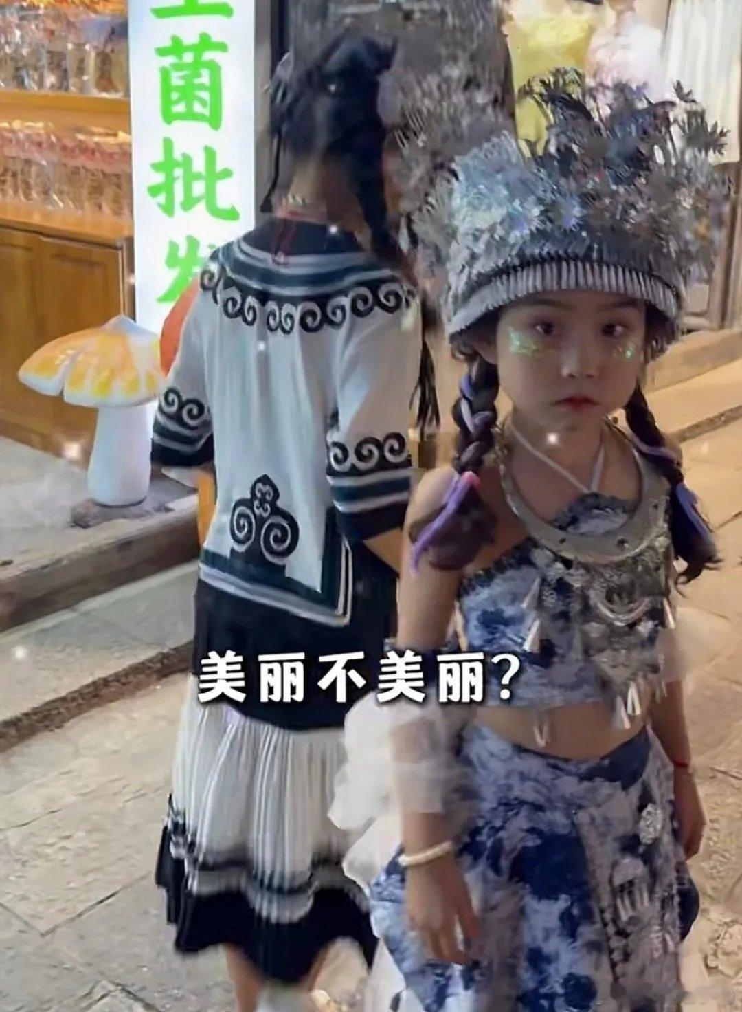 严屹宽一家跑到大理过火把节，画面看着太有烟火气了。杜若溪赶上当地抹灰习俗，脸上糊