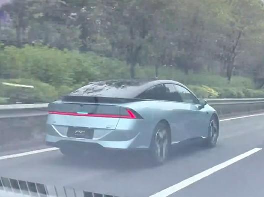 小鹏P7+增程版的实车被网友拍到了，大家觉得如何？
尾部采用了全新贯穿式尾灯设计