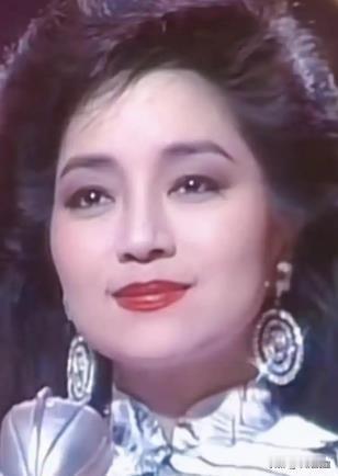 1980年，31岁的徐小凤嫁给了汽车经理廖晖，对方生意做得很大，也对徐小凤提出了