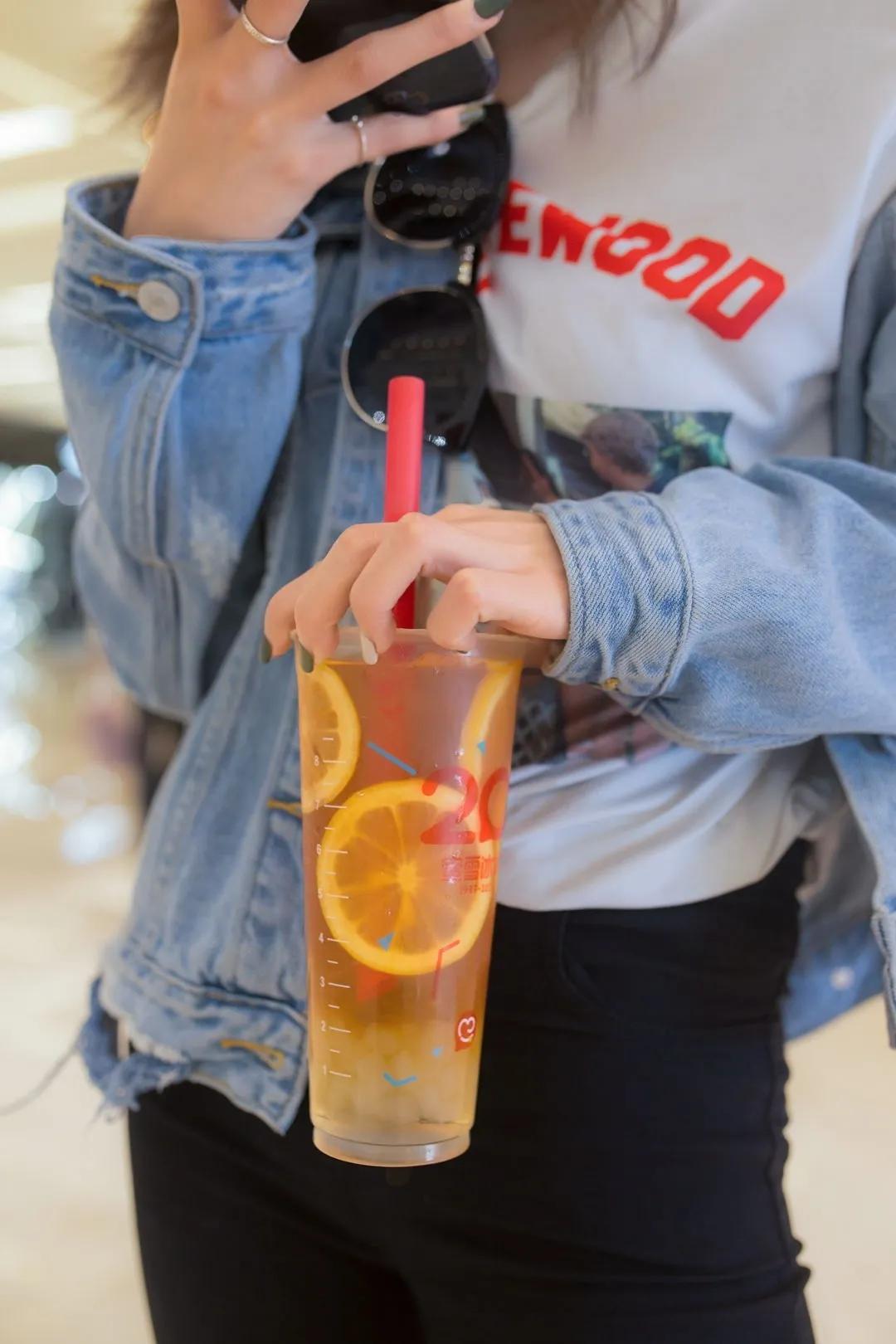 别把含糖饮料、功能性饮料当水喝！这可不是小事，长期下来身体会遭大罪，从外到内都得