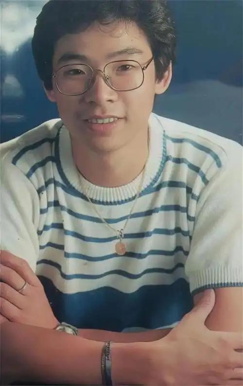 1982年，张明敏唱完《我的中国心》后，被香港乐坛除名，正当他心灰意冷准备回电子