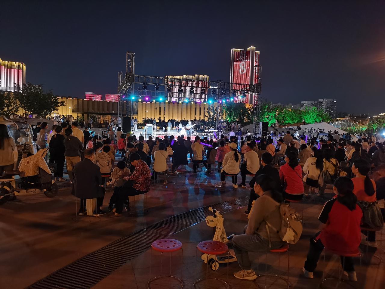 初夏，豫北，白天热，早晚凉。
晚上八点多，出来溜达，听到远处有歌声。循声走，原来