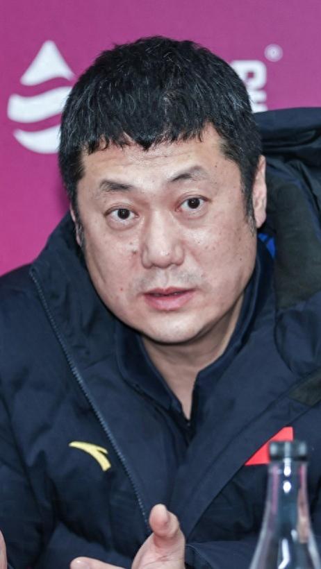 赵勇，1976年生于辽宁，前男排运动员，现任中国女排主教练 。球员时期曾入选中国