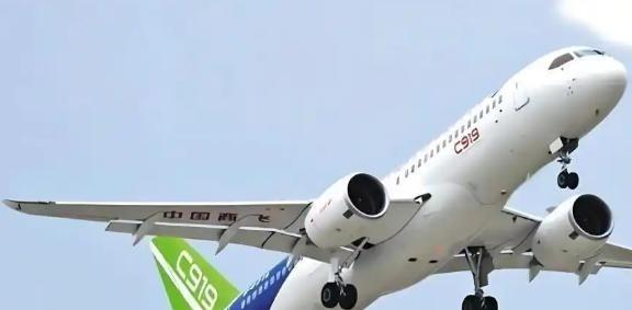 美国这一刀捅的可真够狠。原本指望一飞冲天的商飞C919，去年被交付数据泼了一盆冷