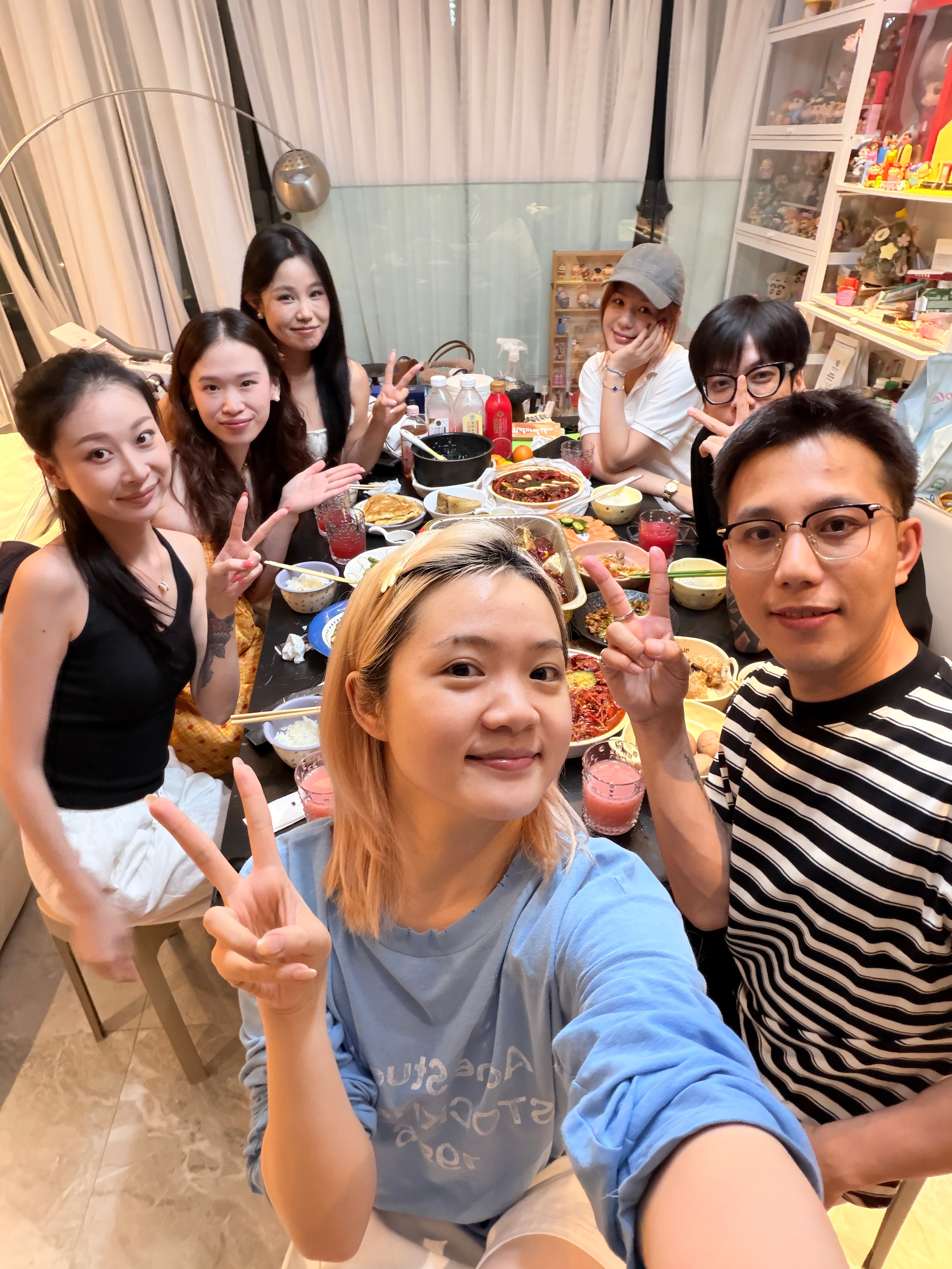 晚上喊了朋友来家里吃饭！！今晚又是大聚餐~