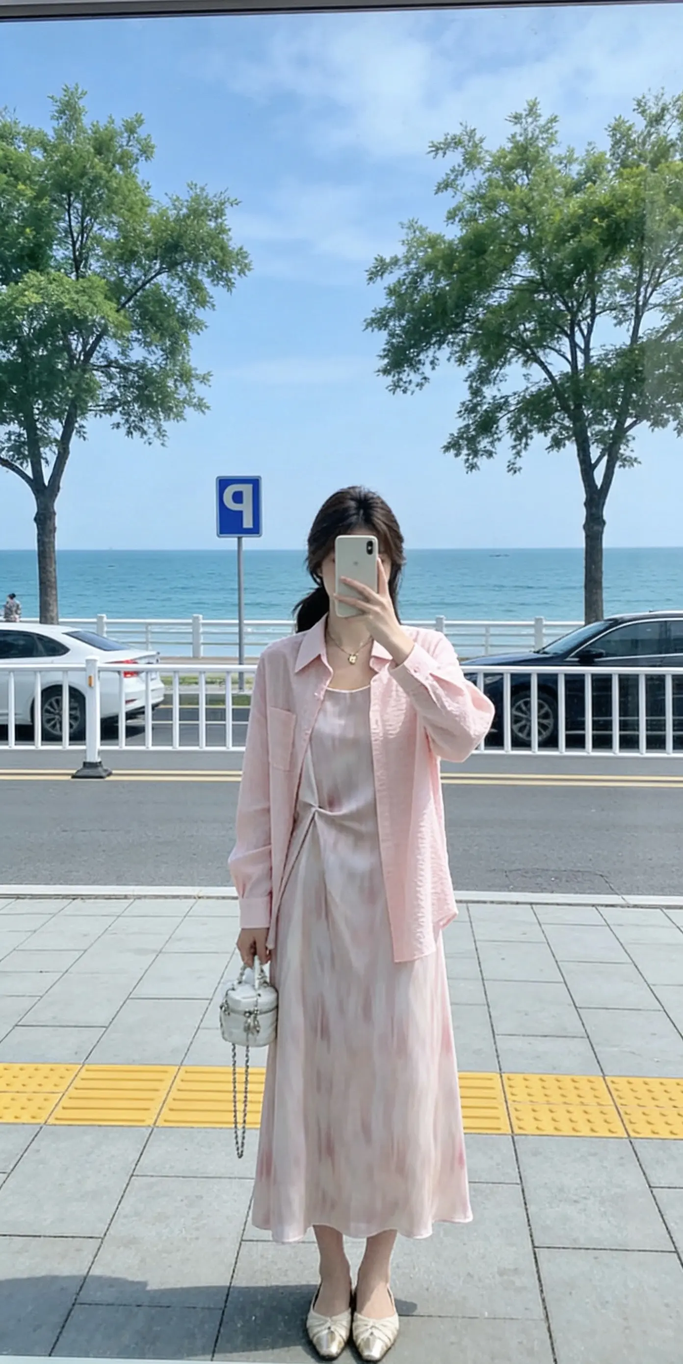 “好好生活，别想太多，       三餐烟火暖，四季皆安然。”