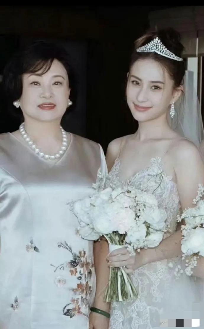 发现没？
何超莲如果和窦骁离婚的话
最头疼的不是何超莲，也不是窦骁，而是她的妈妈