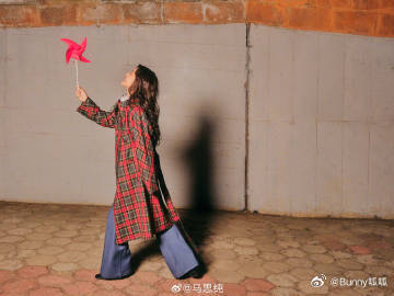 马思纯走出抑郁后的状态 思纯的笑容太有感染力了，希望她继续保持快乐和自信，用作品