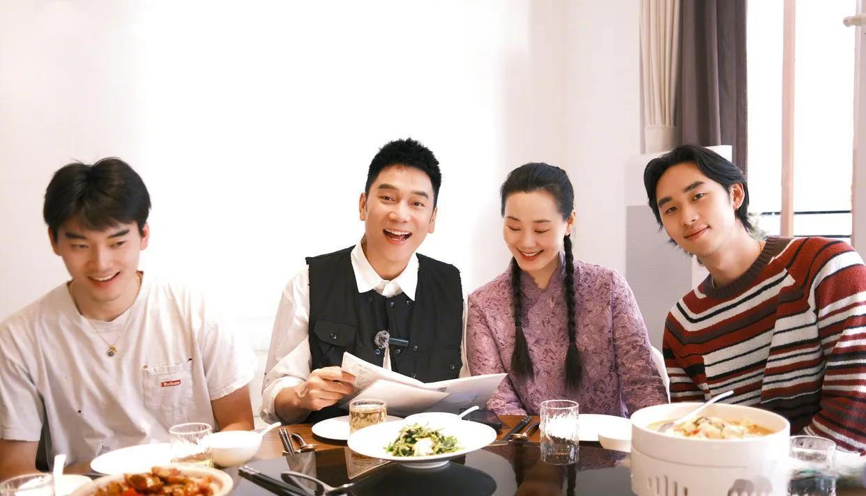 林依轮一家四口同框一起跨年，发现一家四口只有儿子在慢慢长大，爹妈是一点没变啊，妈