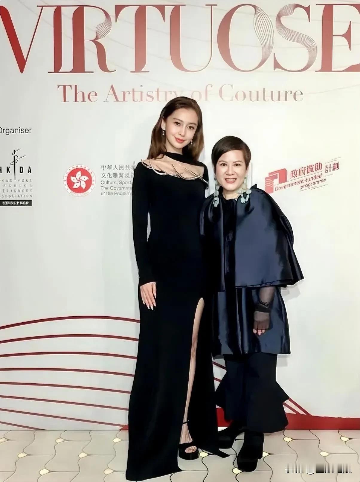 两位女士合照一高一矮的组合真吸引眼球，杨颖气质出众，身材高调，颜值美丽，站在她旁