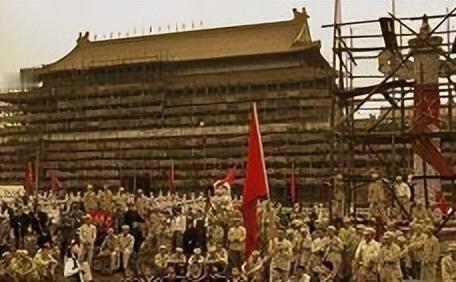 1969 年末，中央打算拆掉天安门广场再重新建设，然而在施工的时候，工人们在旧天