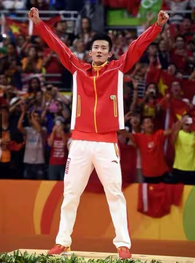 你敢信上次在亚锦赛夺冠的国羽男单是谌龙吗？
那都已是2017年的事了，谌龙2-1