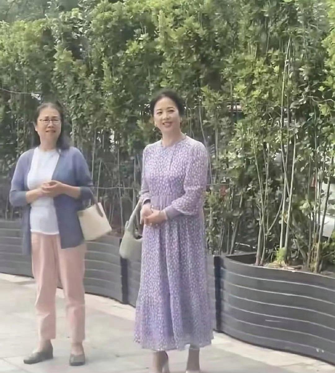 刘亦菲妈妈被偶遇状态绝了！50岁依旧美得惊艳，这份气质太让人羡慕～ ​​​