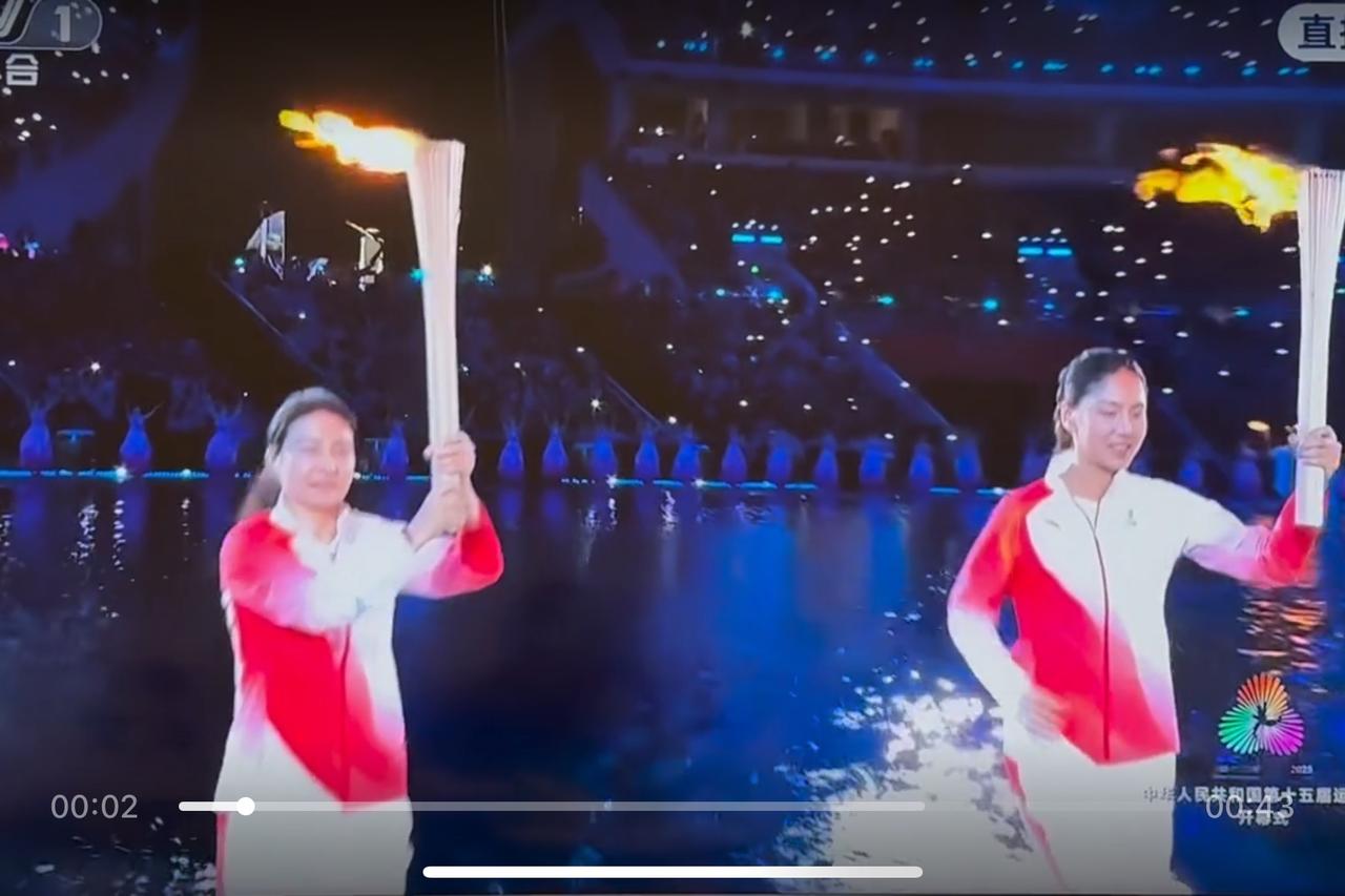 郭晶晶点燃火炬手，自己跳的水花都没这么大，跳水女王的含金量还在继续上升！
在水里