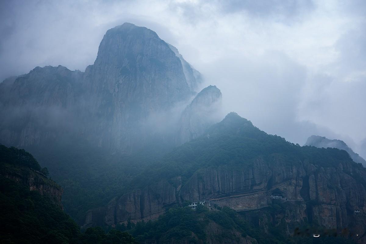 云锁青山
云雾锁重峦，峭壁隐苍茫。栈道悬空，草木含烟，万壑千峰皆入墨，一山静气涤