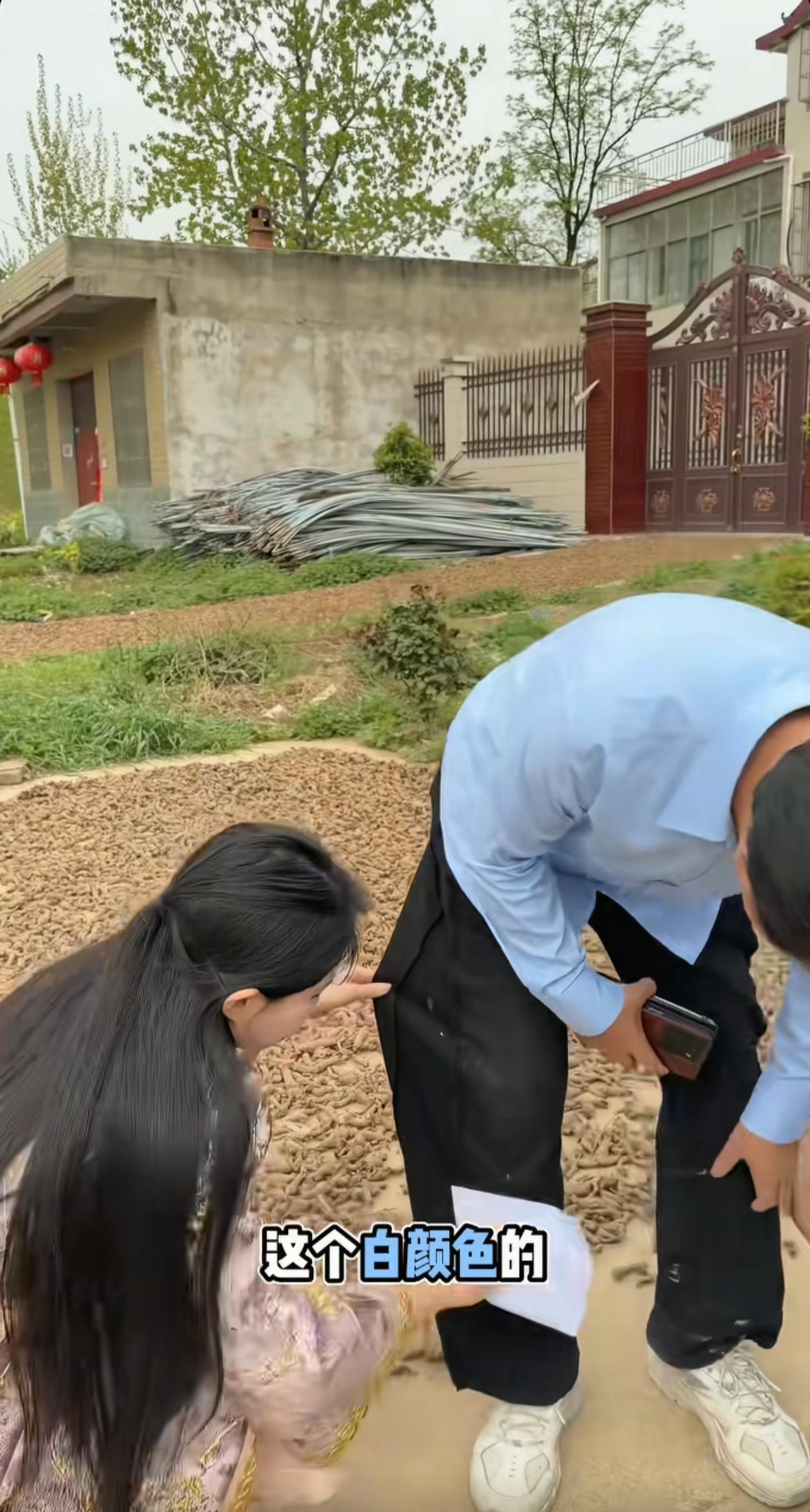 沈巍在太和县“邂逅”刘文迪，文迪帮他拍去裤子上的灰尘，随后和沈巍老师等人一同乘坐