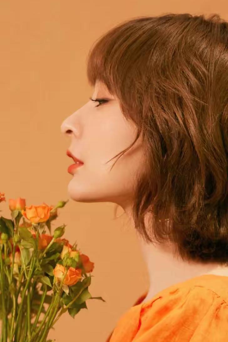 吴昕的生活很割裂。每天像老人一样泡脚养生，像00后一样天天叫外卖。初恋只图她钱却