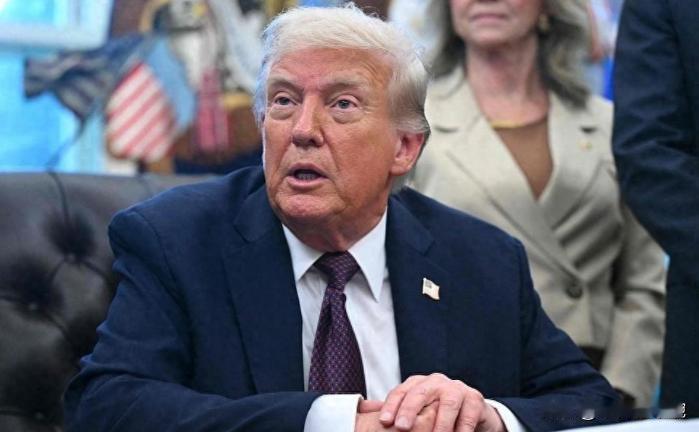 中国拿着我们给的7220亿造军舰，养活了中国军队。

说白了，特朗普这通疯话压根