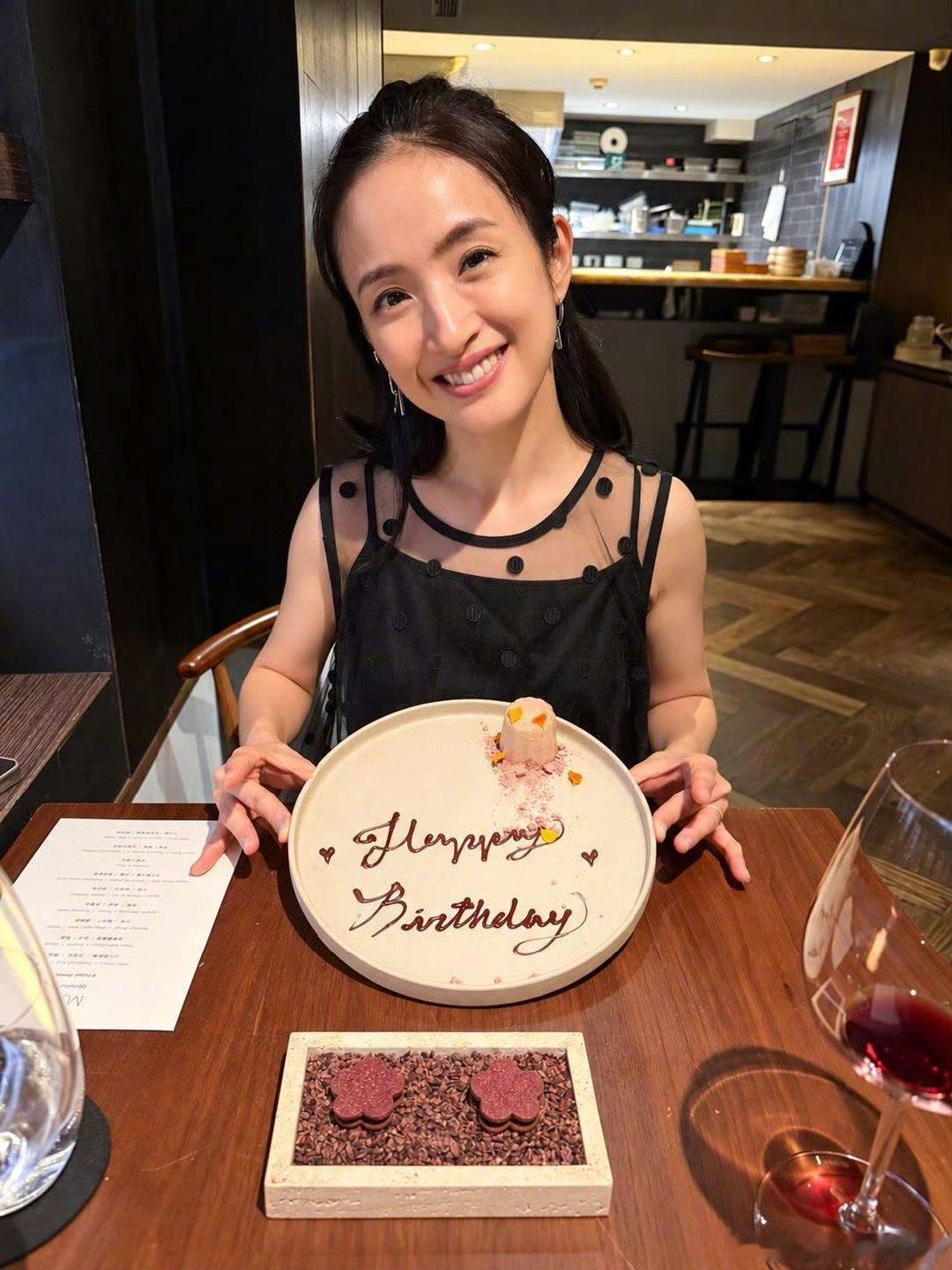林依晨44岁了44岁的林依晨 林依晨44岁生日照，一个女人最好的状态，就是眼里写