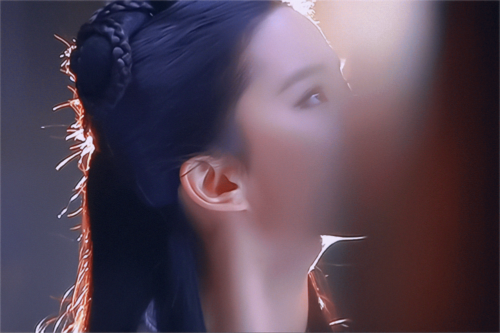 我对刘亦菲小龙女有一种很复杂的情愫。不轻易触碰，也很少主动提及她，像个占有欲很强