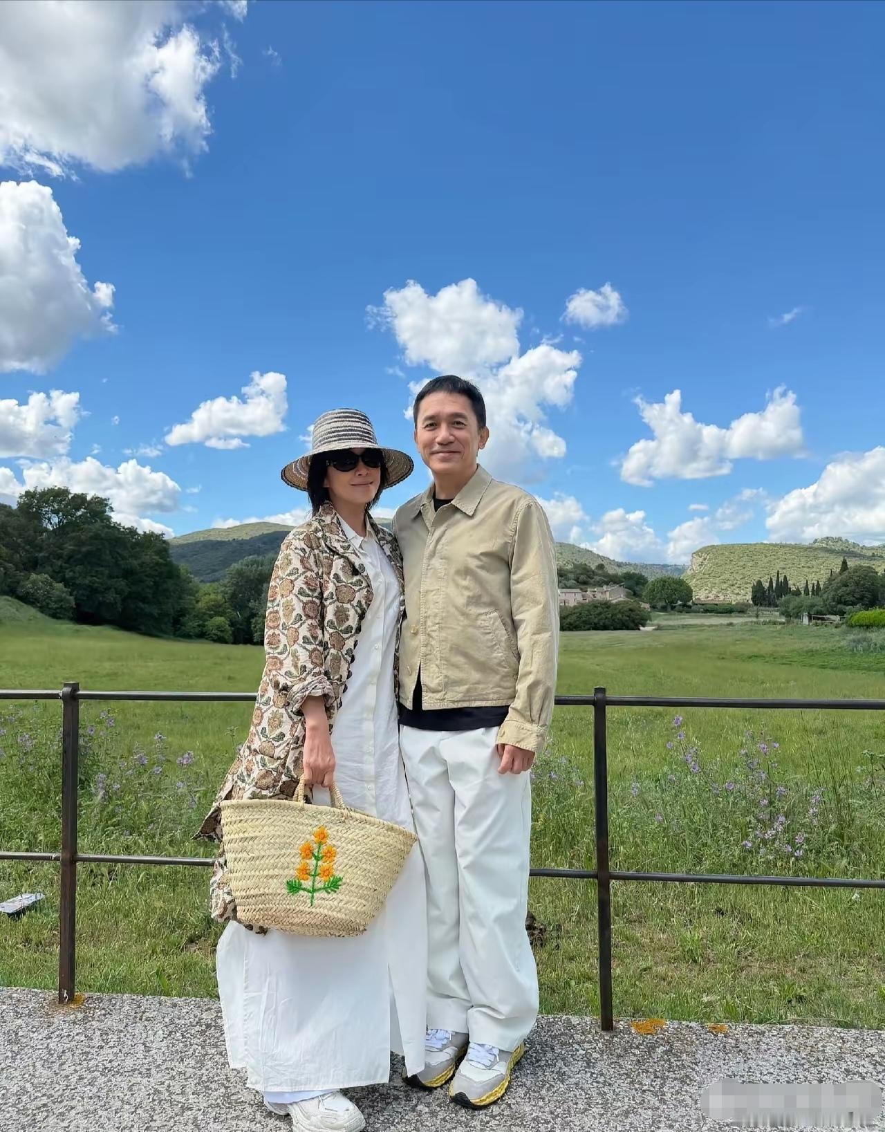 60岁的刘嘉玲晒和老公梁朝伟一起法国小镇度假的照片，画面温馨惬意，两人婚后多年依