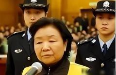 2014年，有记者得到证实，被判无期徒刑的原三鹿董事长田文华竟靠着在里面的“好表
