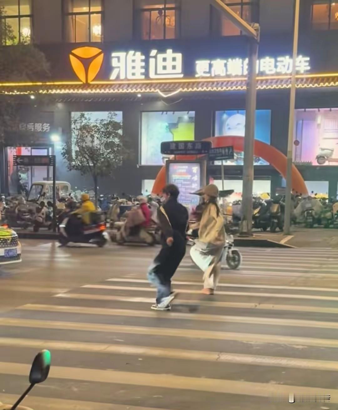 徐州一对男女在斑马线上激情的跳起了拉丁舞。莫非是抽大烟了，要不然就是吃了催情药了