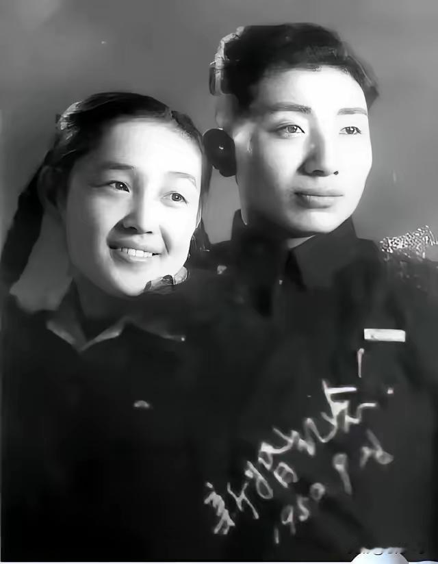 1950年9月，工程兵战士姜士民即将奔赴朝鲜战场。出发前几天，女友拦着他大哭：“