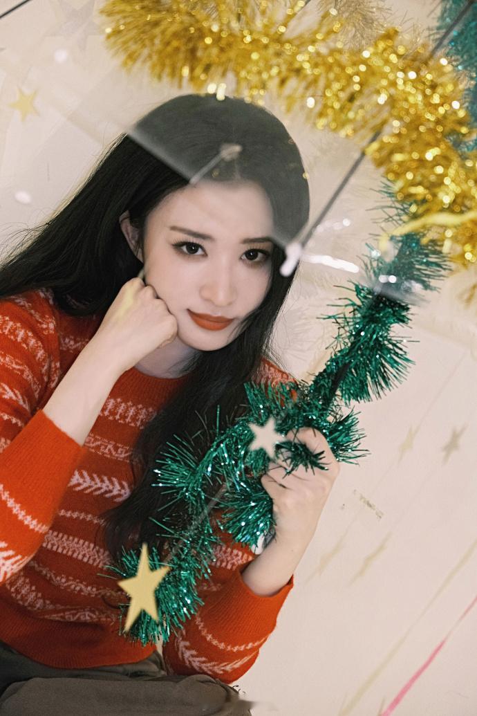 红色毛衣温柔明艳——王楚然。每日明星美图分享