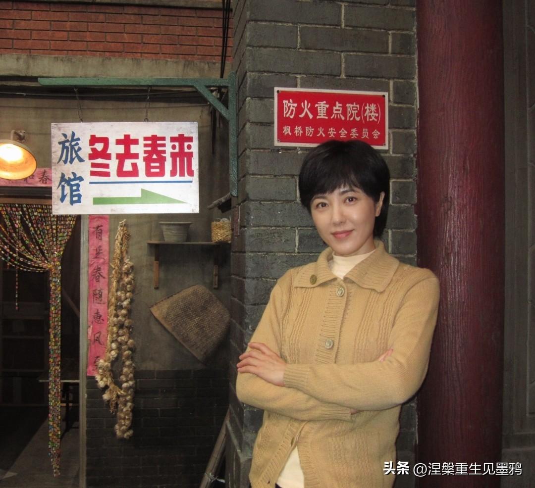 曾黎分享电视剧《冬去春来》的角色造型

在电视剧《冬去春来》的光影世界里，曾黎所