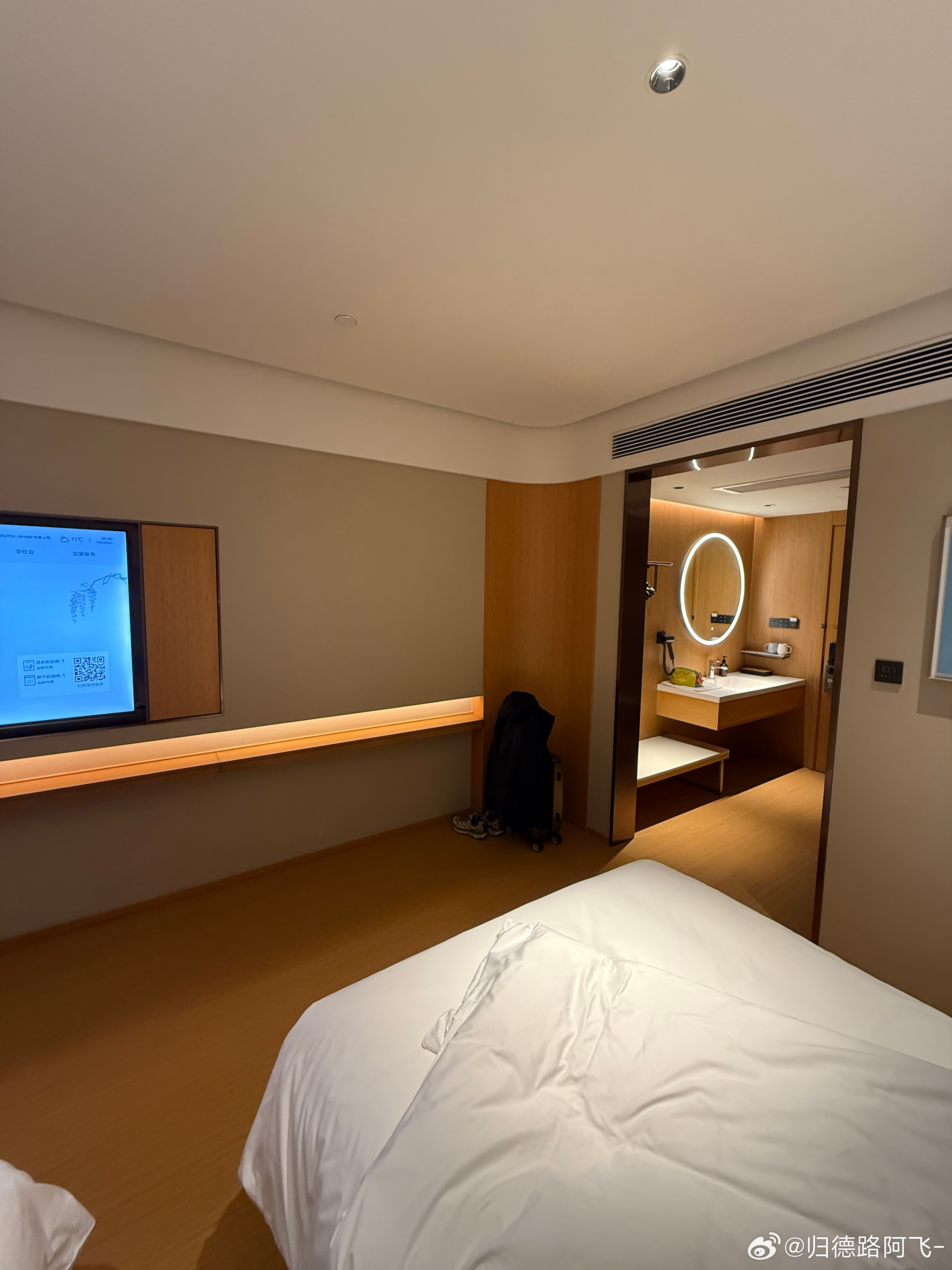 哎不对，全季酒店空气质量不应该啊…明天拍一个健康座舱的节目，我寻思给设备充个电，