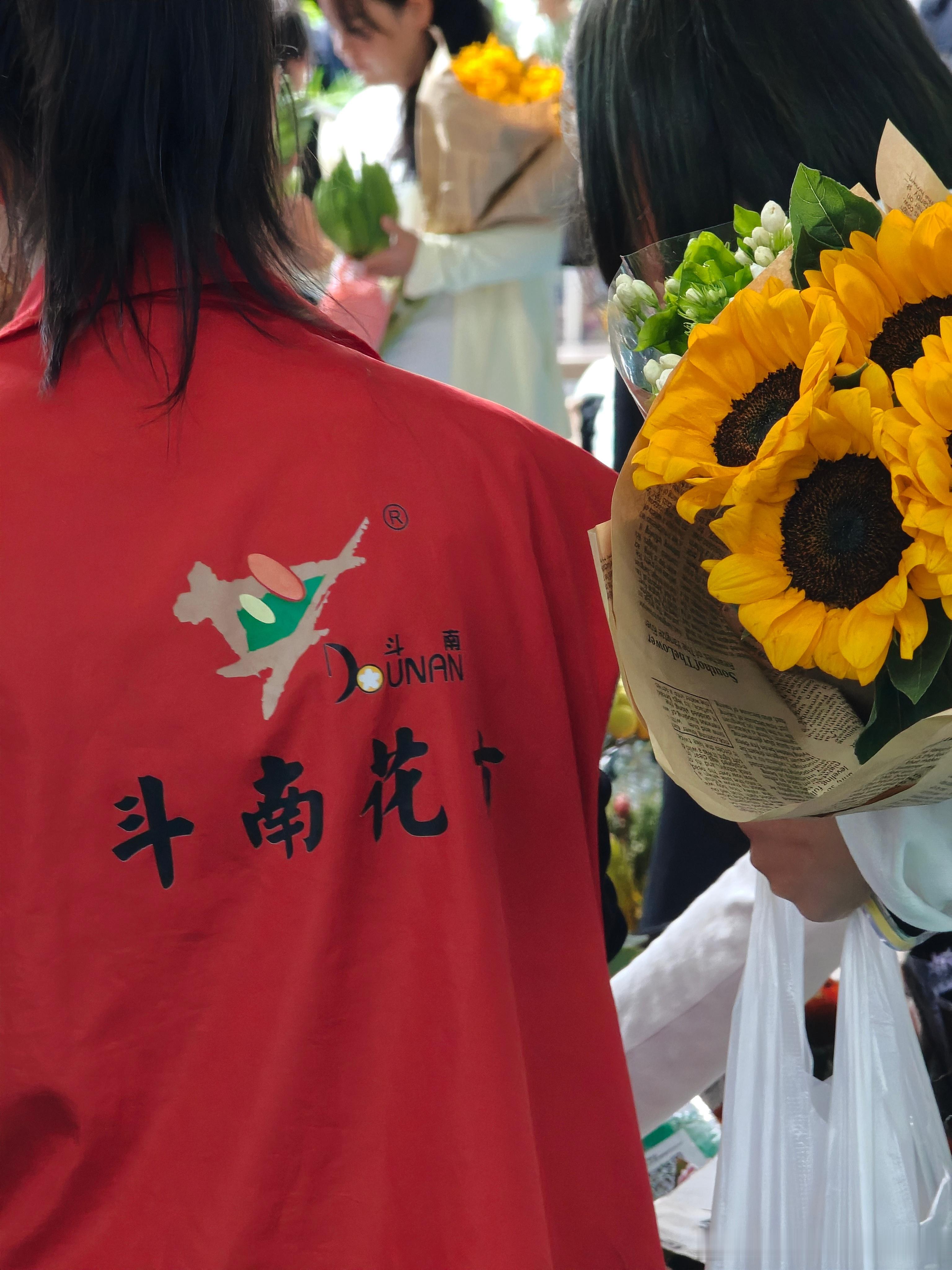 在昆明滇池边，吹了吹风然后去斗南花市，买了几块钱花  ​​​