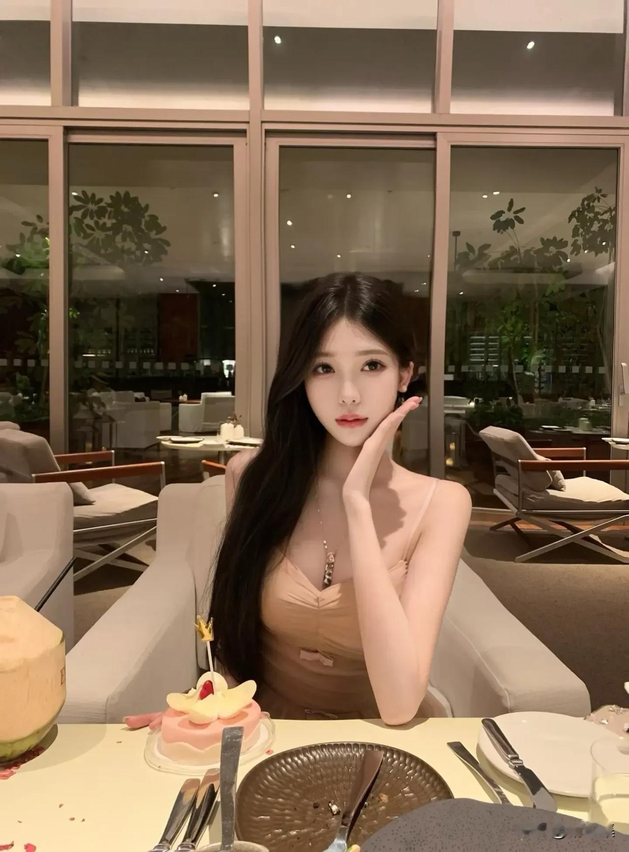 玉盘珍羞直万钱，坐享人间美味天。