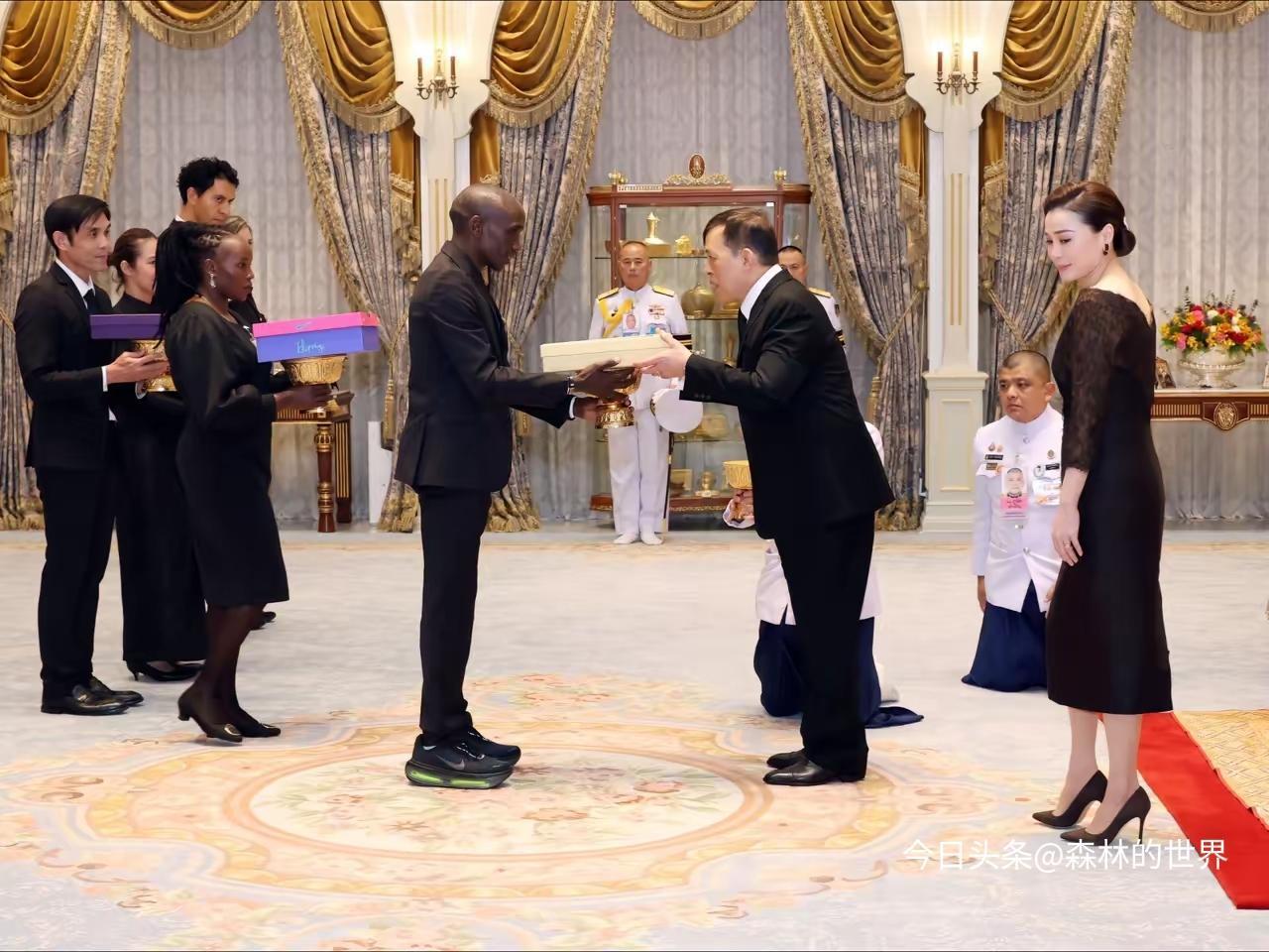 泰国新副总理塔玛纳·普罗姆帕奥（上尉军衔），9月刚进阿努廷内阁当副总理兼农业部长