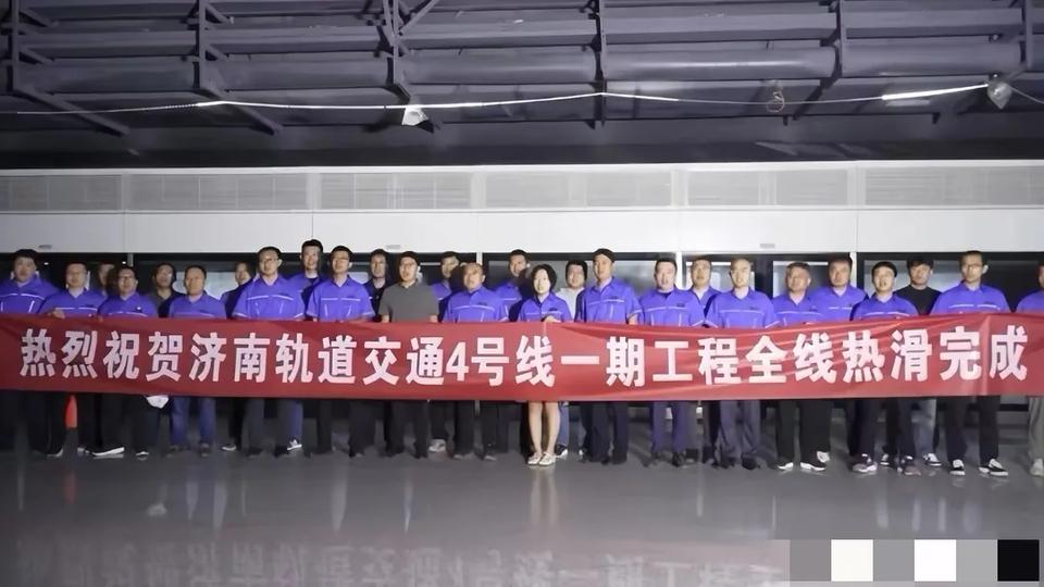 济南地铁四号线、六号线东段都已经完成了热滑，年底通车稳了。


四号线全线都完成