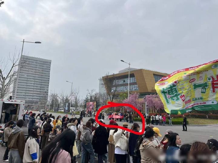 看了那么多大流量的线下大应援，在看这点人，真的落差好大，真的就这一戳人，这还是最