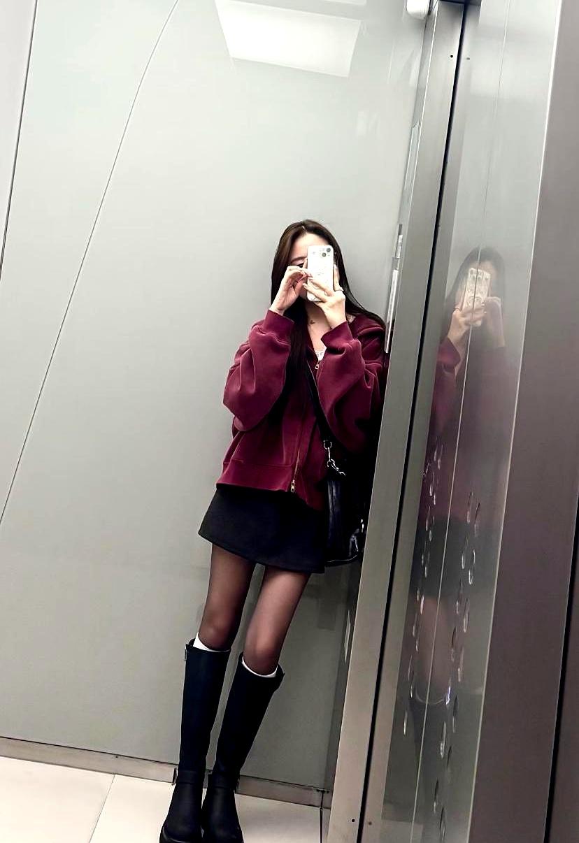 晚上八点，店里还冒着热气。
大伯哥去应酬了，嫂子守着西安那家馆子，看见几只鸡腿，