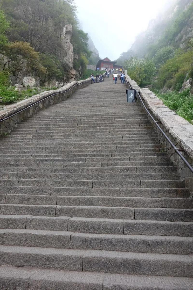 马上假期了，一个心又蠢蠢欲动起来，朋友提议去爬泰山，这个主意不错，登泰山一览众山