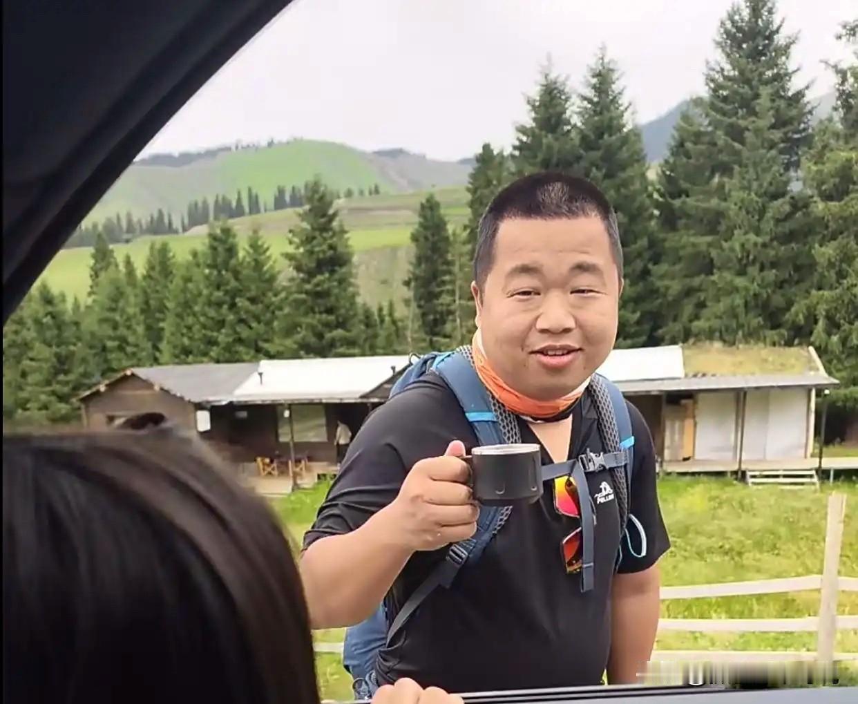 疑似绑架蓝战非的绑匪投案自首了，该消息迅速登顶热搜，当我点开看完后才知道，除了基