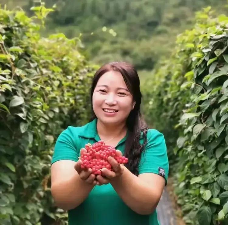 河南女子张万彩，坚守34年，终于让全中国看见。她出生于1971年人，今年55岁。