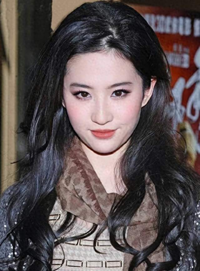 刘亦菲早年美图：那张脸是天赐，衣服是…我们当年真敢穿啊