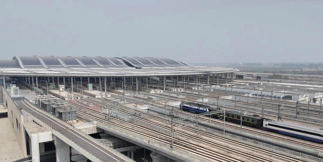 2026年4月15日14时，55463次检测列车从雄安站平稳驶出，标志着京港高铁