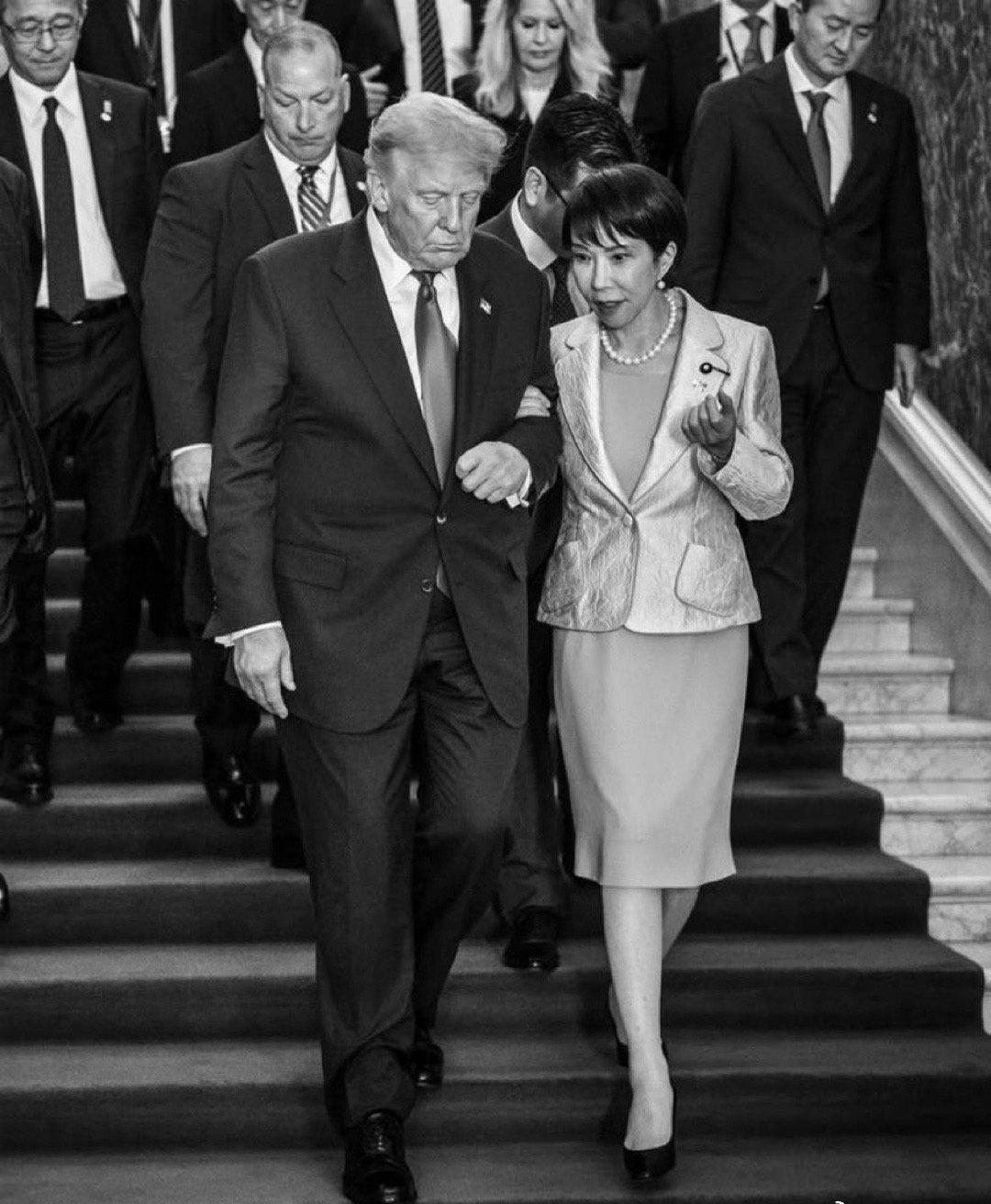 今天整个maga矩阵的博主们都在传这张照片，有点像国内MCN抓住一个文案猛烈出击