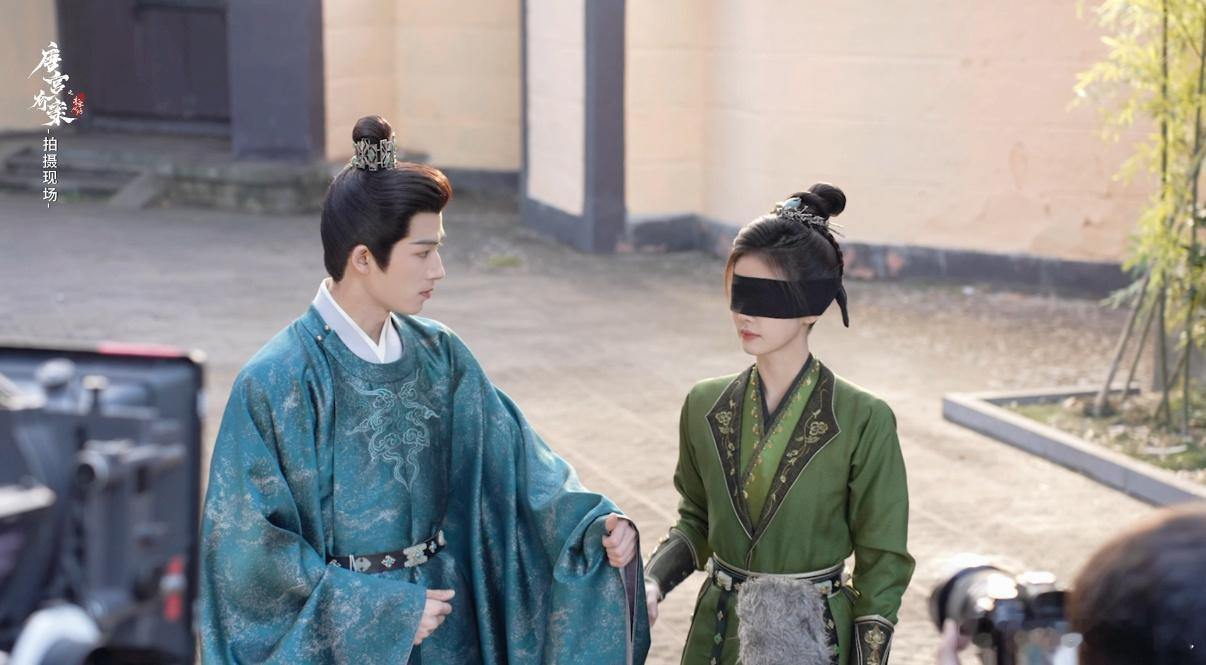 白鹿王星越训狗文学又上新了 唐宫奇案片场花絮好有氛围，王星越给白鹿蒙眼超小心，戏